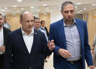 גן צבי לצדו של בנט