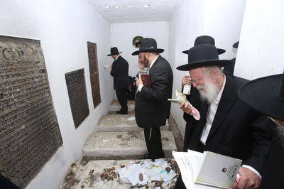 הצדיק רבי שמעון גלאי בתפילה בווילנא