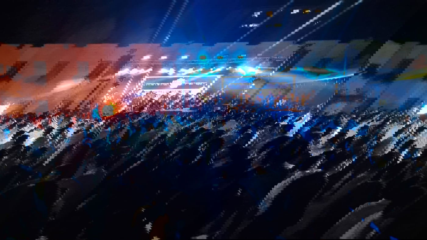 במעמד בנו: ס"ת הוכנס בבית וגן לע"נ מרן