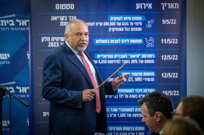 ליברמן והמקל בישיבת הסיעה