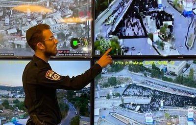 בני השירות בפעולה