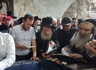 התפילה בקבר יוסף, הלילה