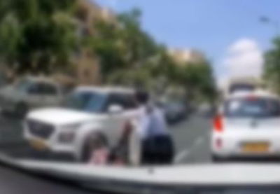 הנערה עם העגלה