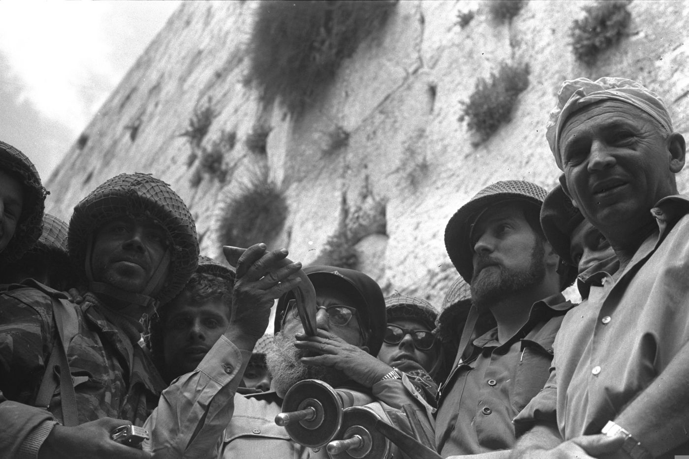 מלחמת ששת הימים. הרב שלמה גורן, תוקע בשופר מול הכותל המערבי