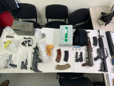 מחסן נשק שלם נמצא מתחת למיטת נער