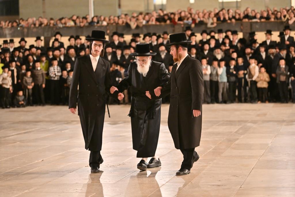 חסידי ויז'ניץ הגיעו להתפלל בכותל המערבי ובמירון