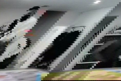 אחד הגנבים בפעולה