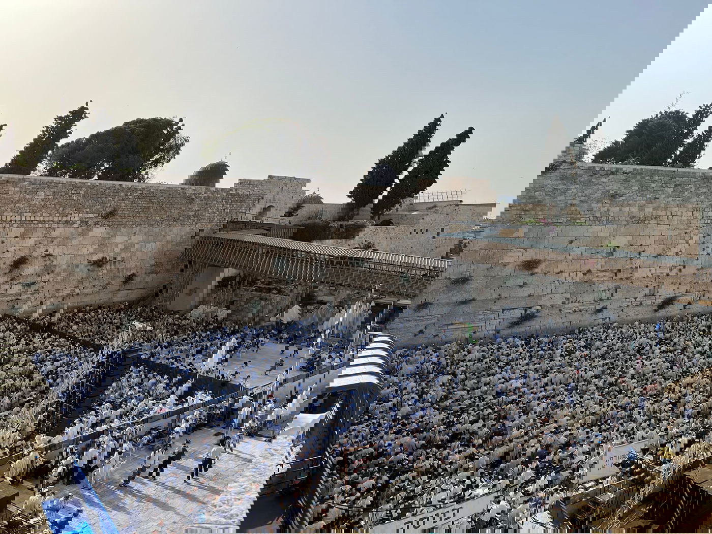 הכותל, הבוקר