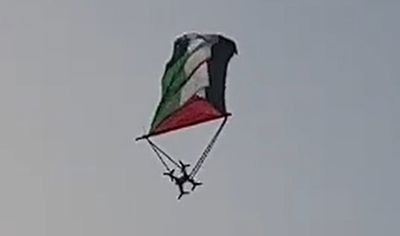 רחפן עם דגל פלסטין חג מעל ראשי הצועדים והופל