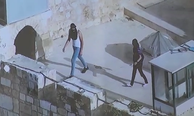 הרחפן תיעד: פלסטינים מיידים אבנים מהר הבית • צפו