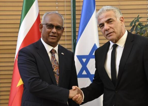 לפיד ושר החוץ הסורינמי