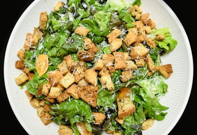 סלט קיסר קלאסי עם קרוטונים ורוטב שום