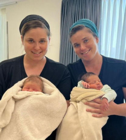 מקרי? התאומות הזהות ילדו באותו היום