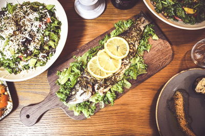 דג לברק ממולא בעשבי תיבול עם לימון ויין לבן