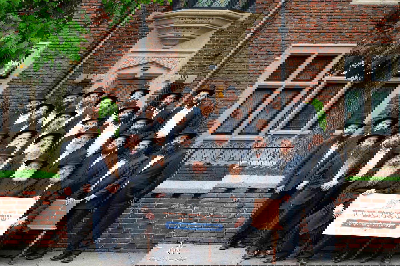 השליחים בתצלום משותף על רקע ה-770