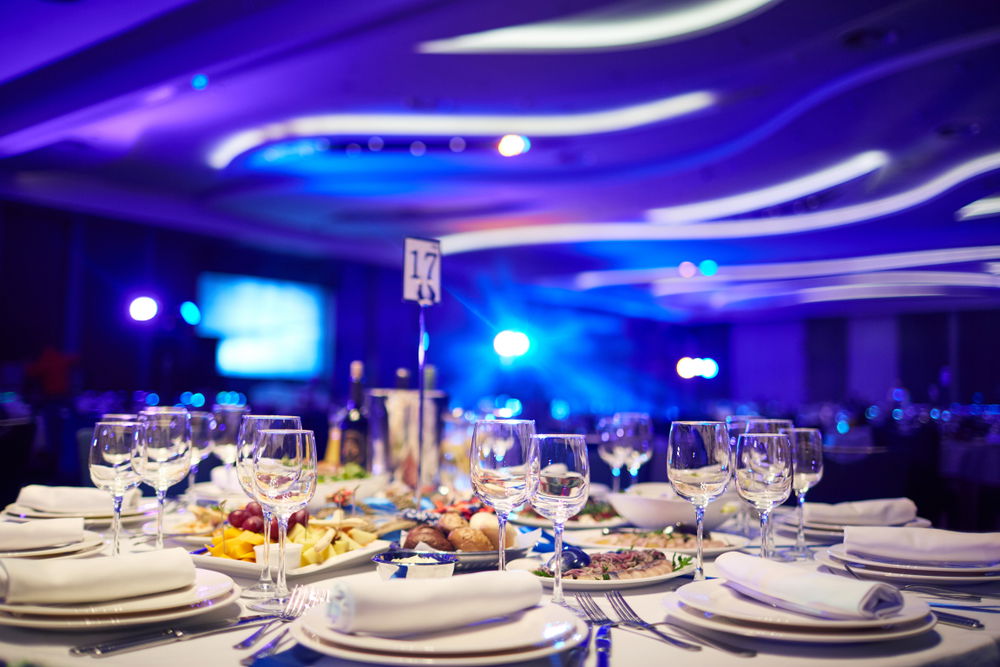 כמה אנשים יופיעו והאם יש נגישות. לבדוק הכל על האולם