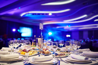 כמה אנשים יופיעו והאם יש נגישות. לבדוק הכל על האולם