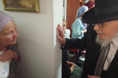 הגאון רבי יצחק אזרחי ניחם את הרבנית זוהר • צפו