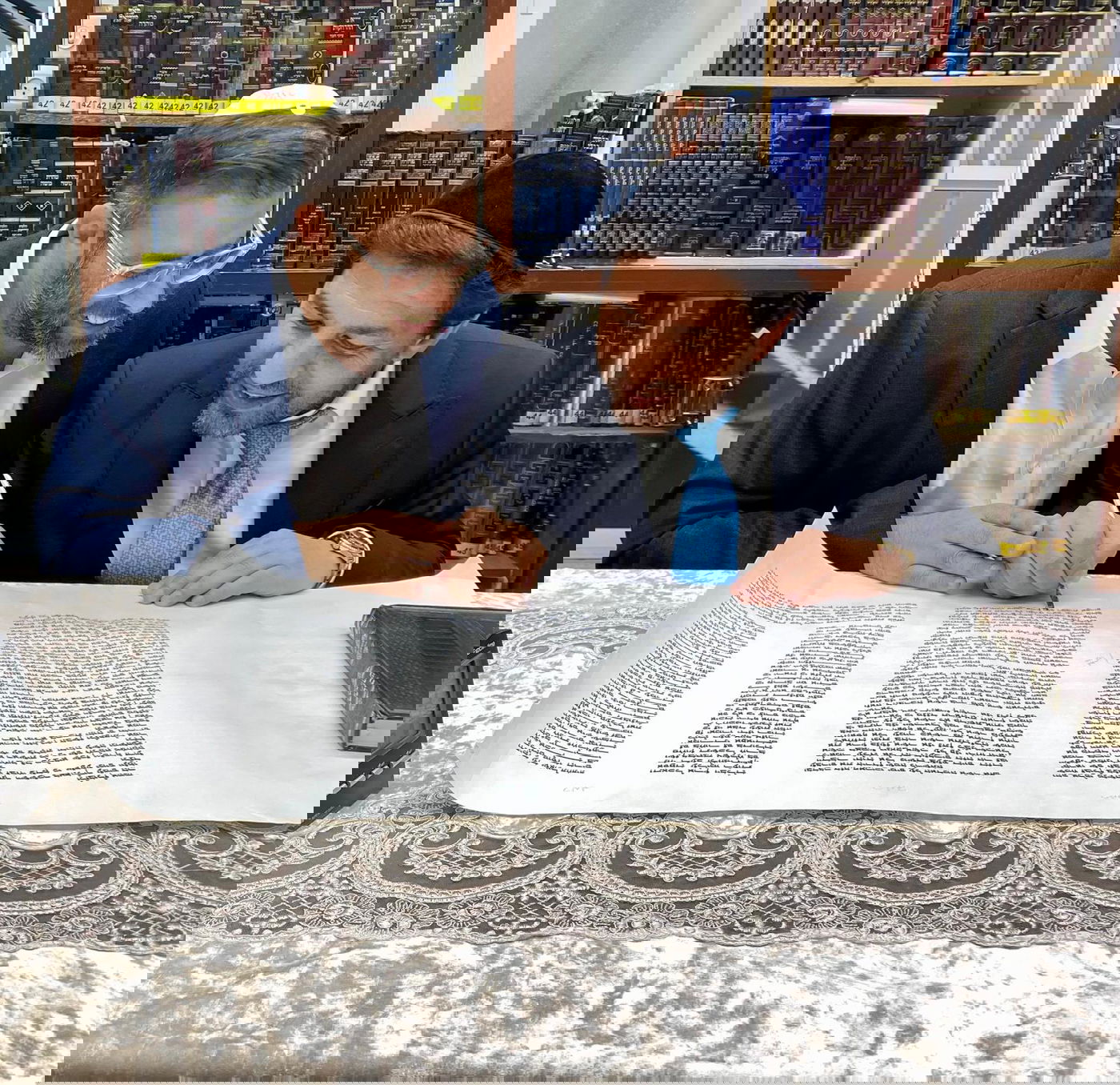 הכנסת ספר תורה: עשרות ידוענים בביתו של מרן זצ"ל בבני ברק