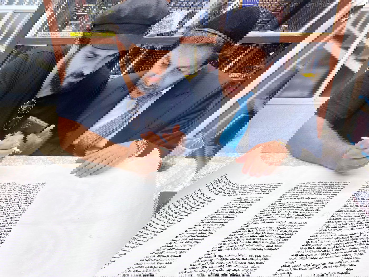 הכנסת ספר תורה: עשרות ידוענים בביתו של מרן זצ"ל בבני ברק