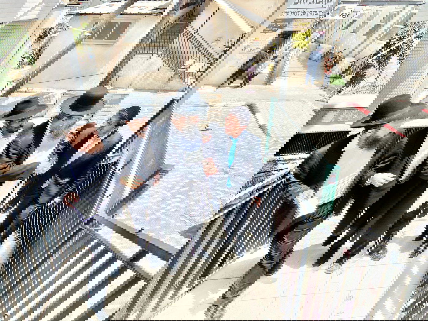 הכנסת ספר תורה: עשרות ידוענים בביתו של מרן זצ"ל בבני ברק