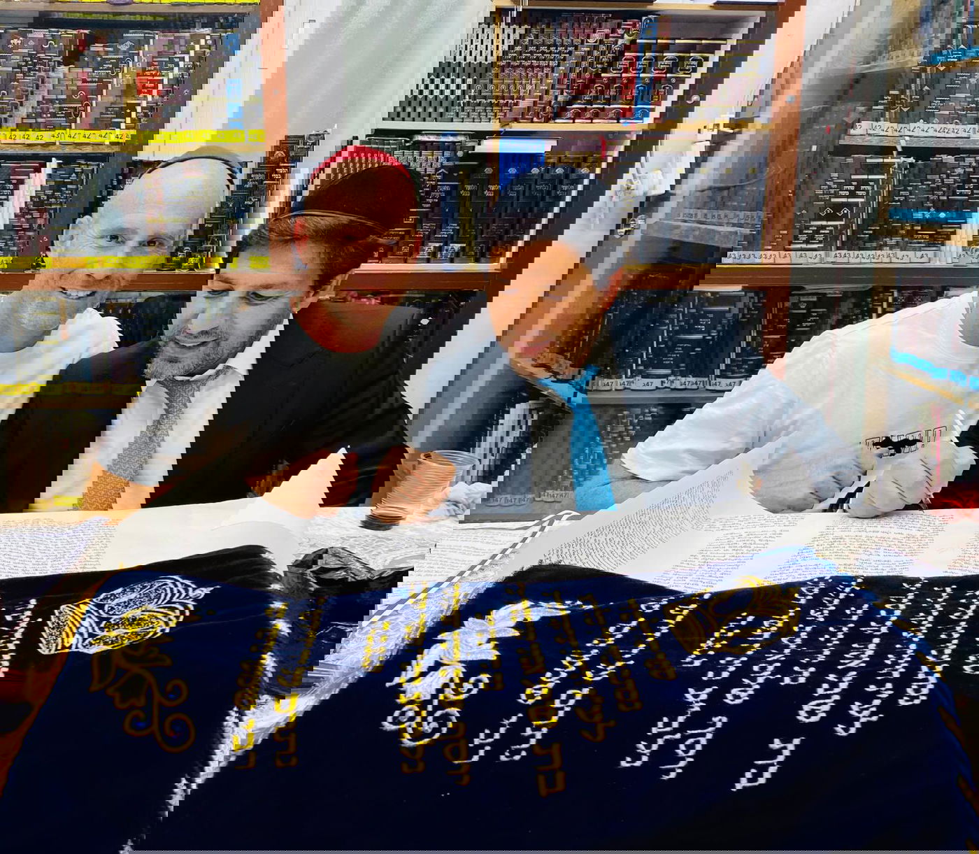 הכנסת ספר תורה: עשרות ידוענים בביתו של מרן זצ"ל בבני ברק