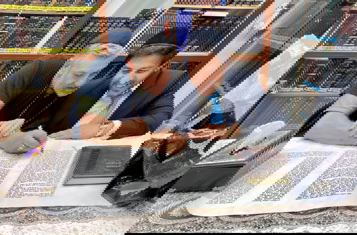 הכנסת ספר תורה: עשרות ידוענים בביתו של מרן זצ"ל בבני ברק