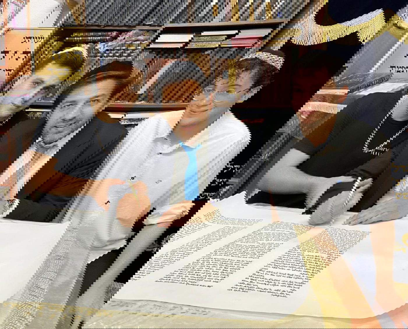 הכנסת ספר תורה: עשרות ידוענים בביתו של מרן זצ"ל בבני ברק