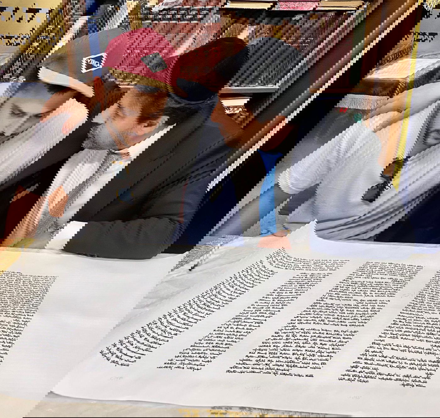 הכנסת ספר תורה: עשרות ידוענים בביתו של מרן זצ"ל בבני ברק