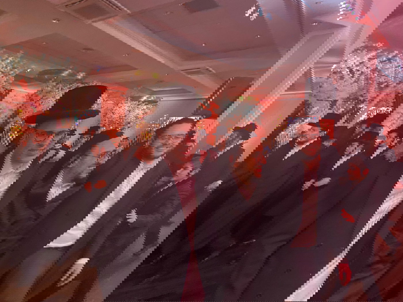 צפו: ליפא שמלצר חגג בר מצווה לבן הזקונים