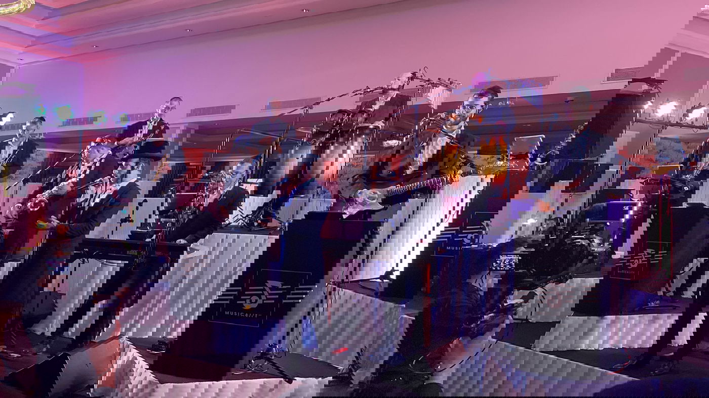 צפו: ליפא שמלצר חגג בר מצווה לבן הזקונים