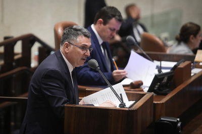 סערה במליאה: חוק יהודה ושומרון של השר גדעון סער נפל