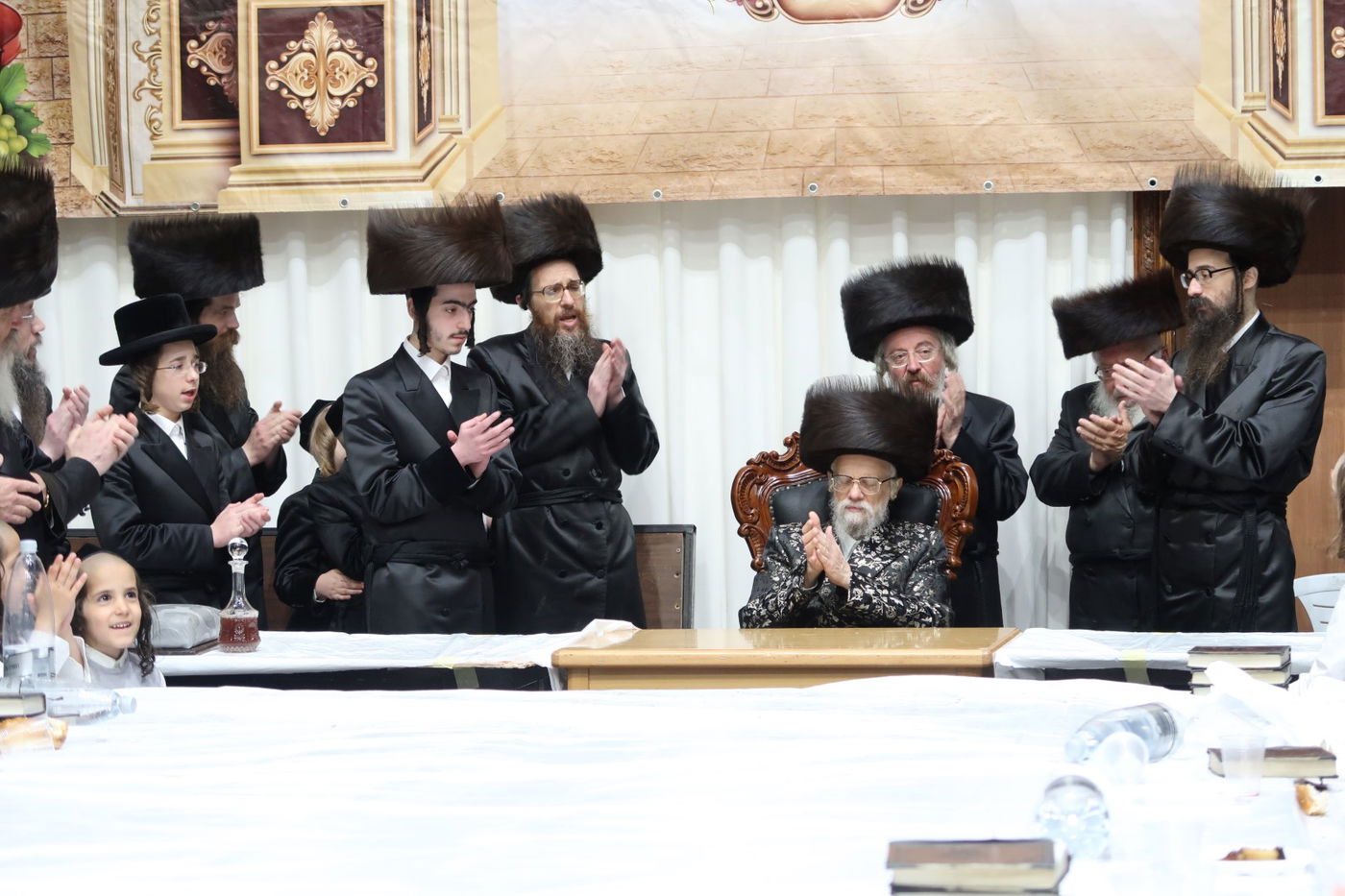 בסערט ויז'ניץ נעלו את החג ב'פארשפיל' לנכד הרבי