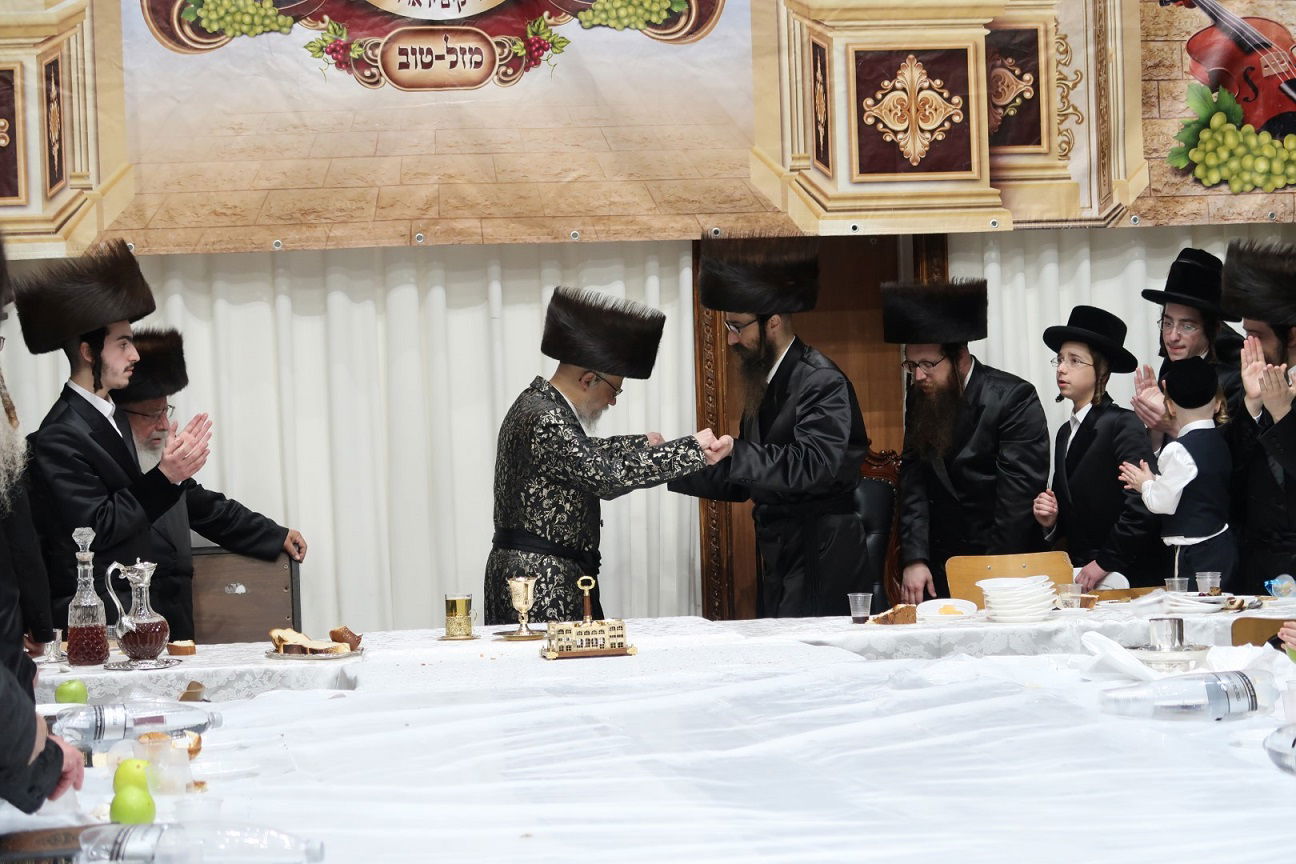 בסערט ויז'ניץ נעלו את החג ב'פארשפיל' לנכד הרבי