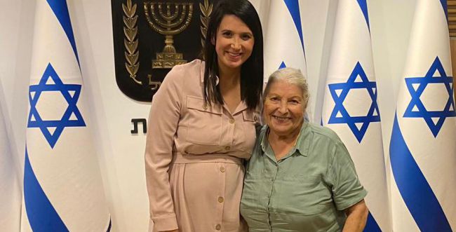 פינטו לצד סבתה