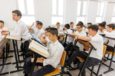 המשגיח התפעל מרמתם של בני הישיבה ומהשמחה שניכרת על פניהם