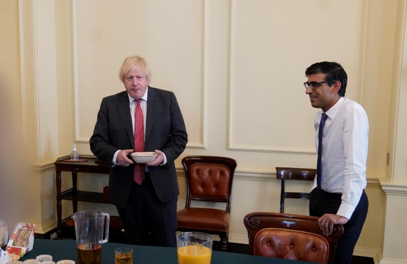 ג'ונסון עם שר האוצר סונאק חוגג יום הולדת