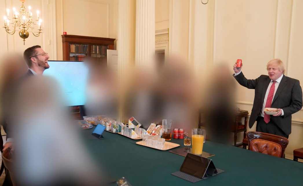 ג'ונסון מתועד כשהוא חוגג יום הולדת בזמן הסגר עם משקאות