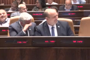 מלכיאלי לעג, בנט ולפיד פרצו בצחוק • צפו