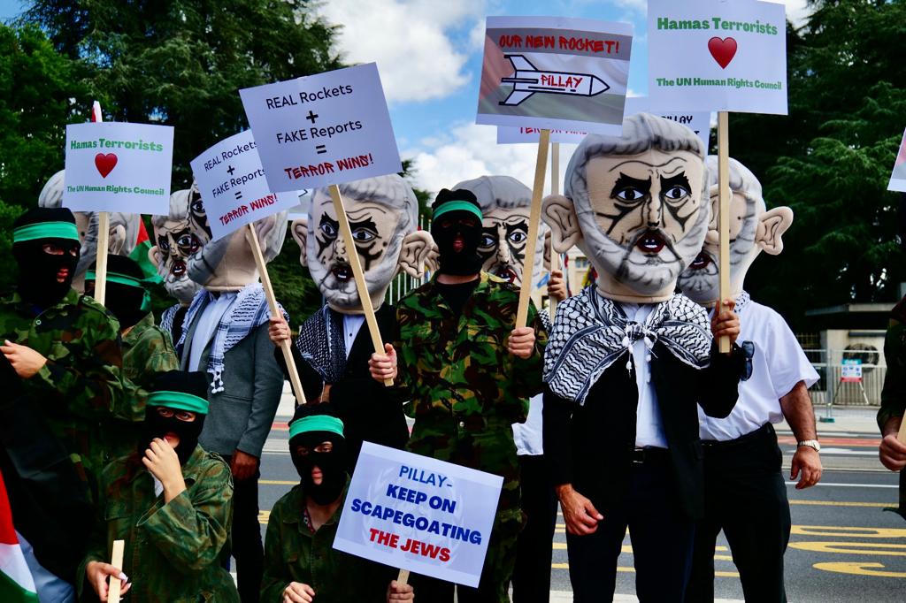 התחפושת החריגה בהפגנה, היום