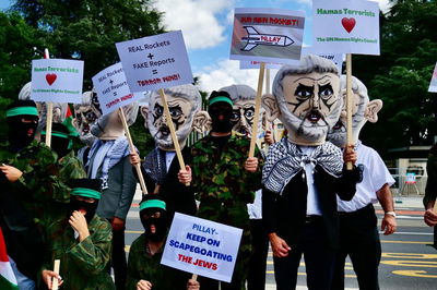 התחפושת החריגה בהפגנה, היום