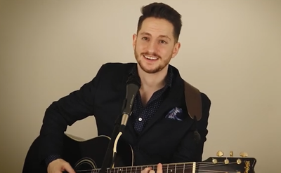 געגועים בלחן: איזי גילדן חושף זיכרונות ילדות מרגשים