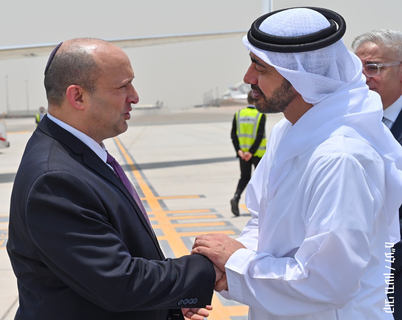 בקושי הספיק לנחות וטעה: הפדיחה של בנט