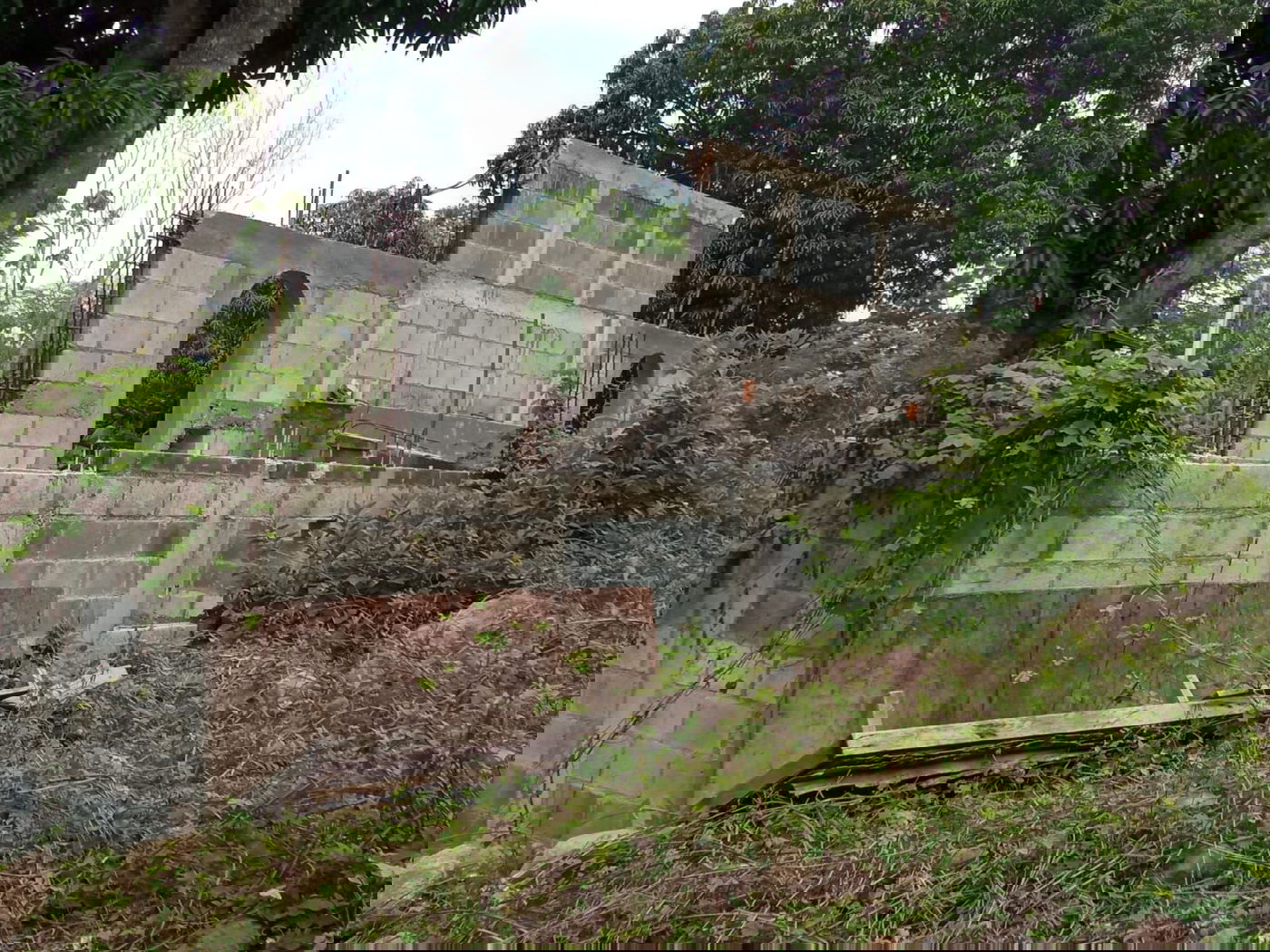 מקווה, בגדים ונעליים; כך נראה המתחם העזוב של כת 'לב טהור' בגואטמלה