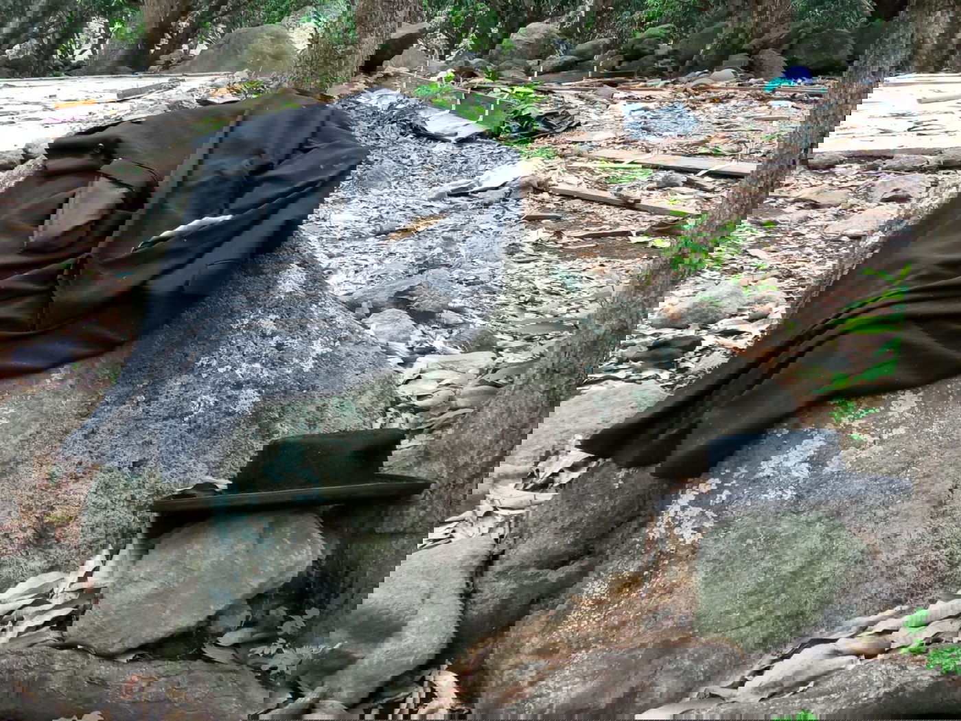 מקווה, בגדים ונעליים; כך נראה המתחם העזוב של כת 'לב טהור' בגואטמלה