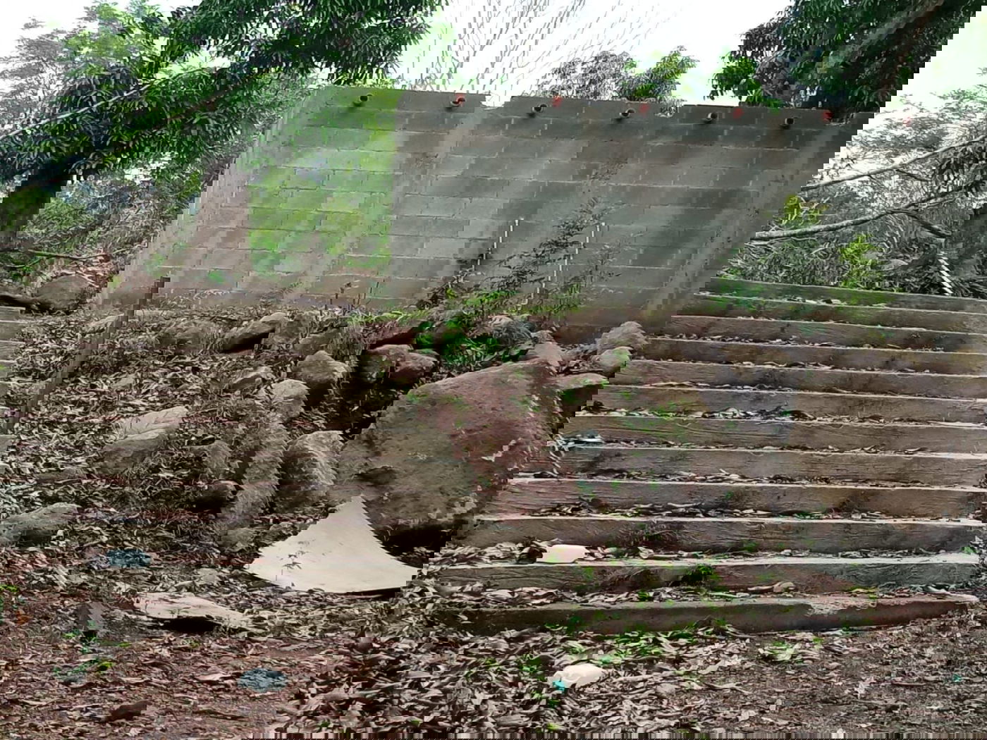 מקווה, בגדים ונעליים; כך נראה המתחם העזוב של כת 'לב טהור' בגואטמלה