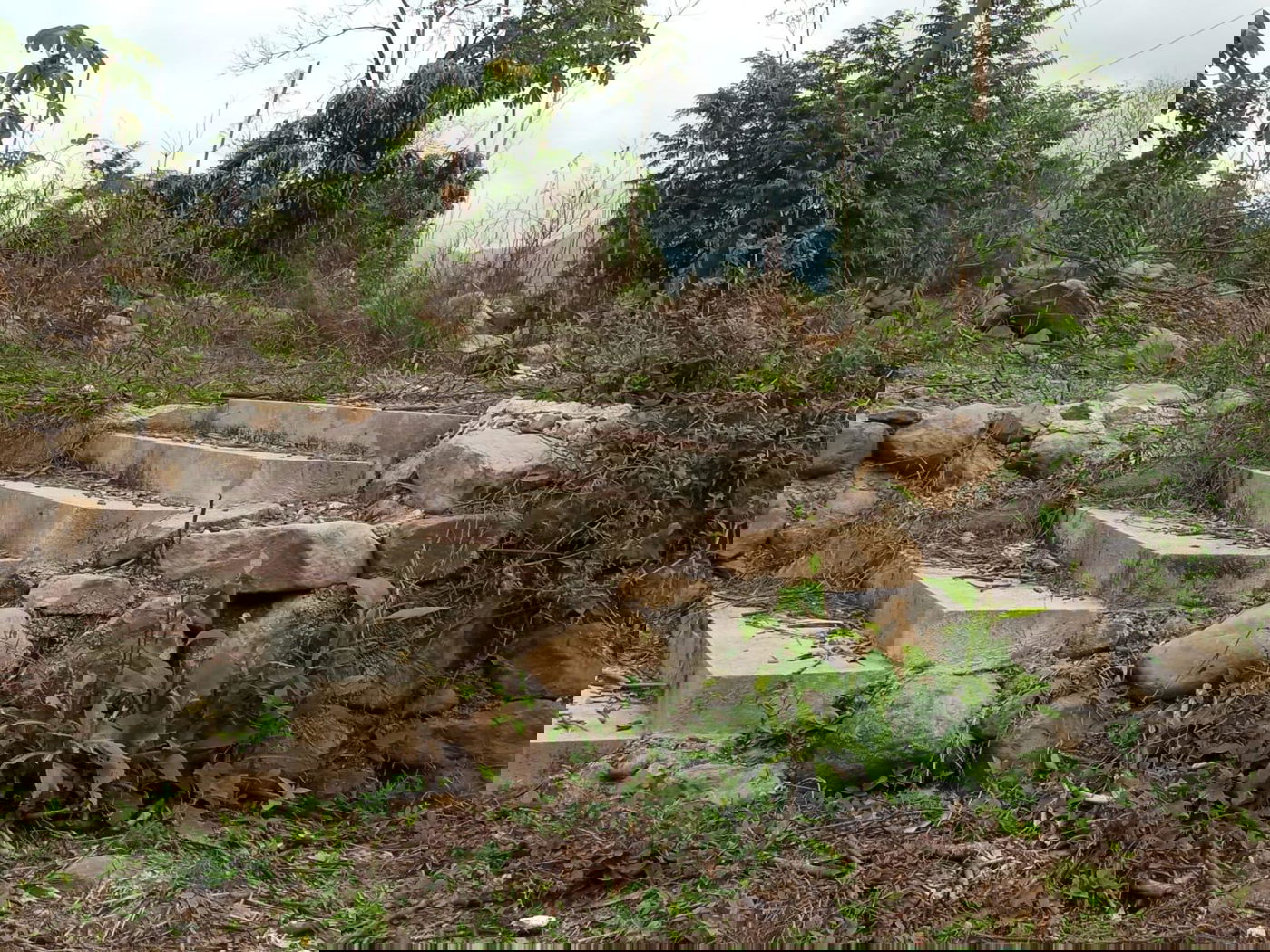 מקווה, בגדים ונעליים; כך נראה המתחם העזוב של כת 'לב טהור' בגואטמלה