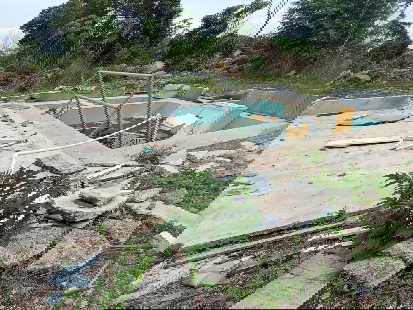 מקווה, בגדים ונעליים; כך נראה המתחם העזוב של כת 'לב טהור' בגואטמלה