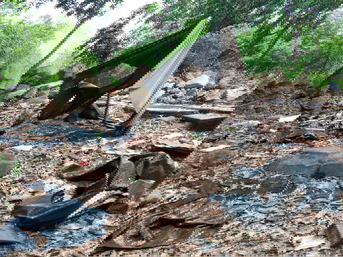 מקווה, בגדים ונעליים; כך נראה המתחם העזוב של כת 'לב טהור' בגואטמלה