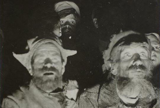 רוסים נדהמים צופים בסרט לראשונה בחייהם